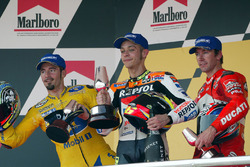 Podium : le vainqueur Valentino Rossi, Repsol Honda Team, le deuxième Max Biaggi, Pramac Pons, le troisième Troy Bayliss, Ducati Team