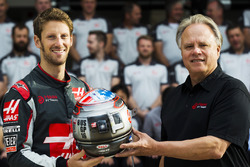 Romain Grosjean donne à Gene Haas with son casque du Grand Prix des Etats-Unis 2016