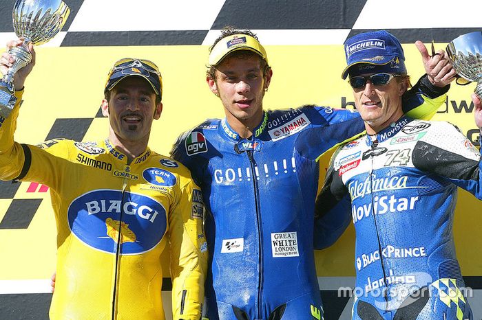 El ganador de la carrera Valentino Rossi, el segundo clasificado Max Biaggi, con Sete Gibernau, tercero.