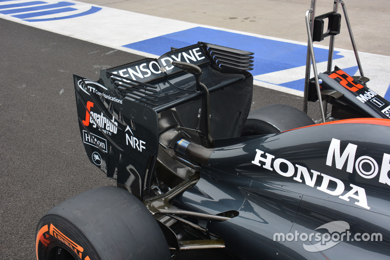 McLaren MP4-31, rear wing