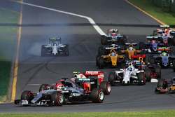 Льюис Хэмилтон, Mercedes AMG F1 Team W07 на старте гонки