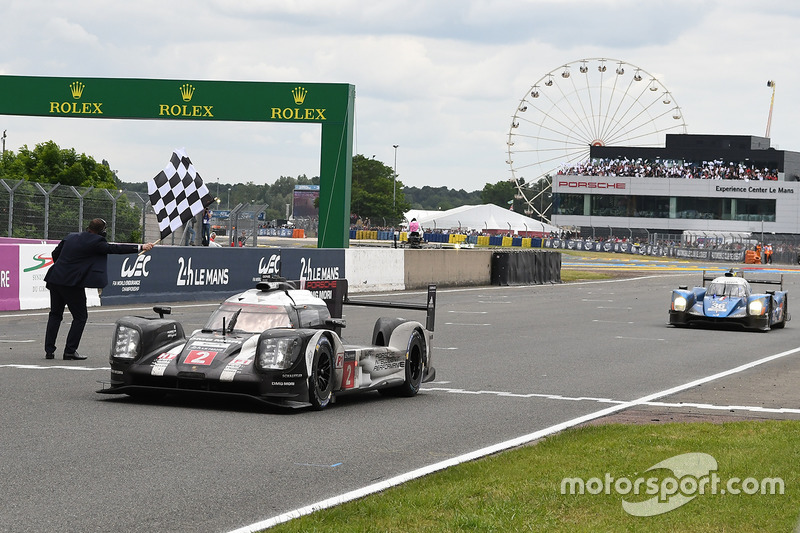 Damalı Bayrak: #2 Porsche Team Porsche 919 Hybrid: Romain Dumas, Neel Jani, Marc Lieb