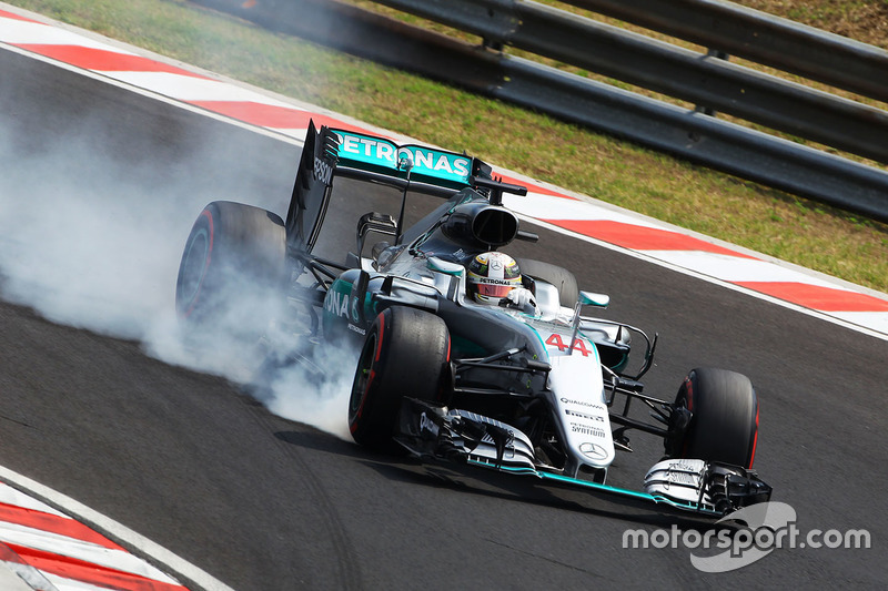 Lewis Hamilton, Mercedes AMG F1 W07 Hybrid se bloquea en la frenada