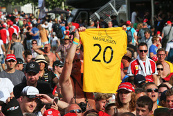 Un tifoso di Kevin Magnussen, Renault Sport F1 Team con una t-shirt