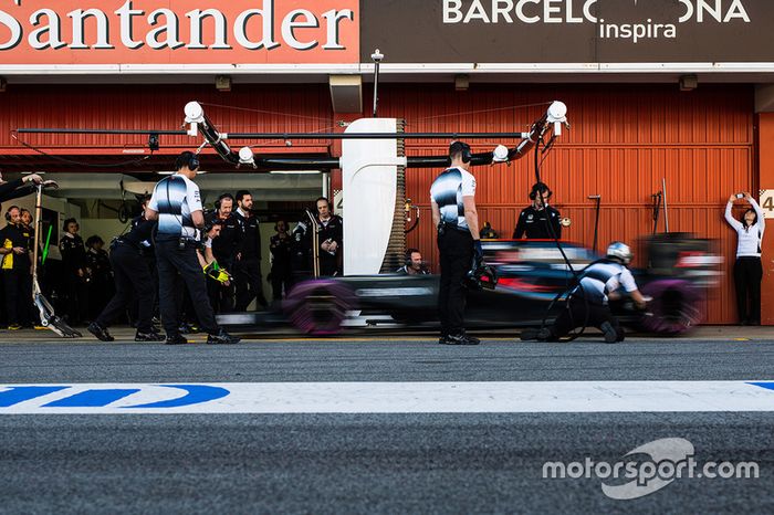 Fernando Alonso, McLaren MP4-31 practica una parada en pits