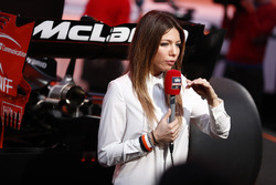 Une reporter est filmée devant la McLaren MCL32