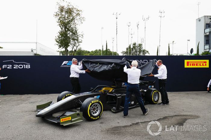 Presentan el auto de F2 en el paddock