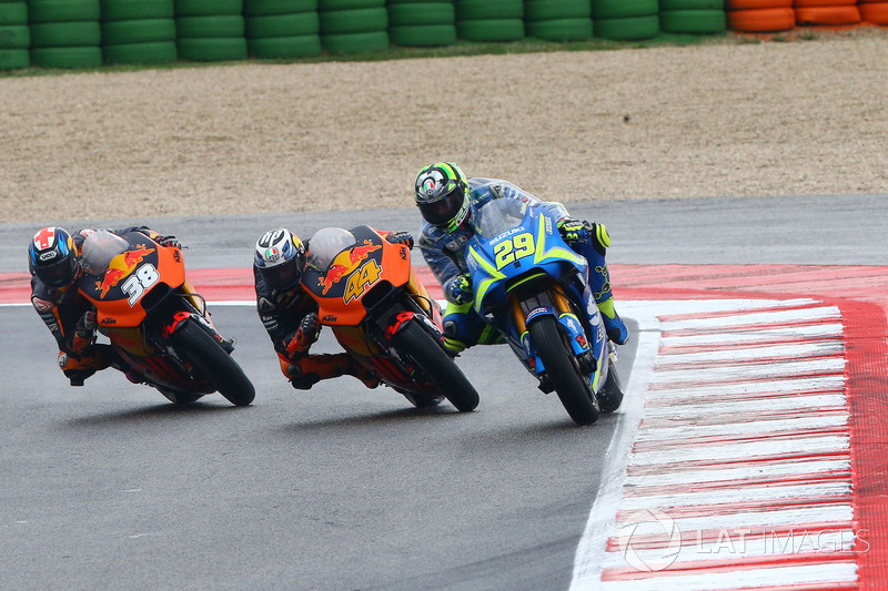 Andrea Iannone devant les pilotes KTM