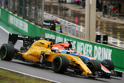 Kevin Magnussen, Renault Sport F1 Team RS16 et Pascal Wehrlein, Manor Racing MRT05