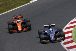Marcus Ericsson, Sauber C36, en lutte avec Fernando Alonso, McLaren MCL32