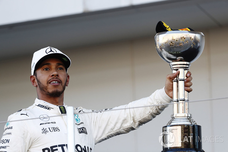 Lewis Hamilton, Mercedes AMG F1, celebra com o troféu