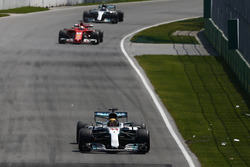 Lewis Hamilton, Mercedes AMG F1 W08, Sebastian Vettel, Ferrari SF70H