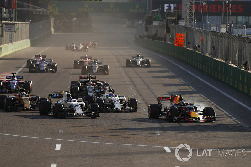 Daniel Ricciardo, Red Bull Racing RB13, Lance Stroll, Williams FW40, Felipe Massa, Williams FW40 y el resto de la parrilla