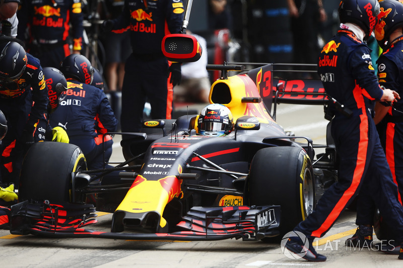 Daniel Ricciardo, Red Bull Racing RB13, pit sto