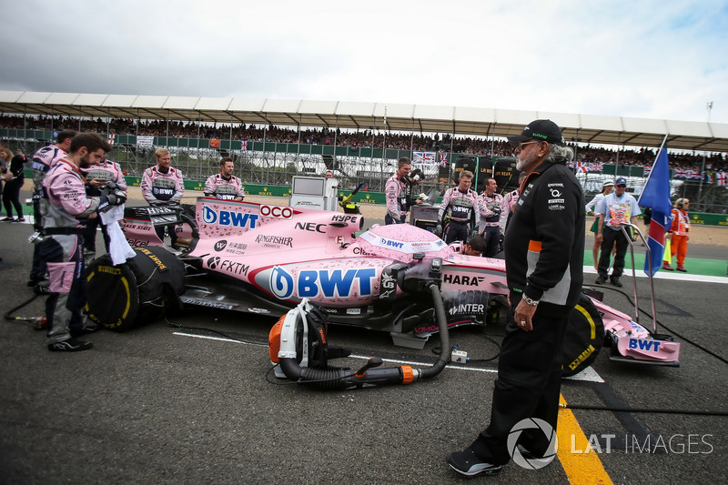 Dr. Vijay Mallya, dueño de Sahara Force India Formula One Team en el coche de Esteban Ocon, Sahara F