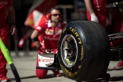 Ferrari SF70H hace una parada en boxes práctica