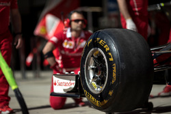 Ferrari SF70H hace una parada en boxes práctica