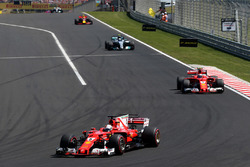 Себастьян Феттель, Ferrari SF70H, попереду Кімі Райкконена, Ferrari SF70H at the start of the race