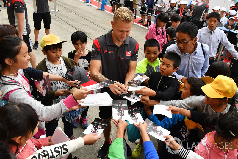 Kevin Magnussen, Haas F1 signs autographs for the fans