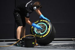 Механік Mercedes AMG F1 чистить шину Pirelli