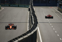 Фернандо Алонсо, McLaren MCL32, и Кими Райкконен, Ferrari SF70H