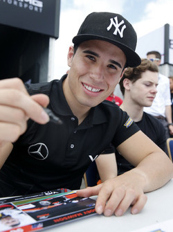 Autograph session, Joey Mawson, Van Amersfoort Racing, Dallara F317 - Mercedes-Benz
