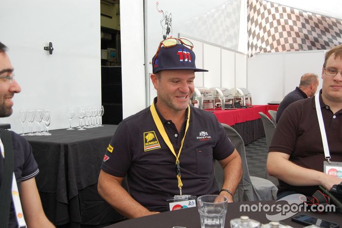 Rubens Barrichello faz  o papel de Carl Weathers.