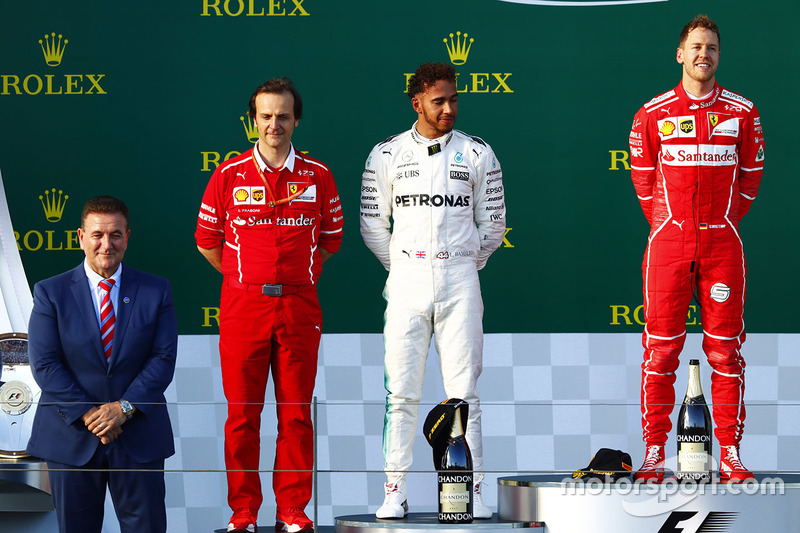 Подиум: победитель Себастьян Феттель, Ferrari, обладатель второго места Льюис Хэмилтон, Mercedes AMG F1, и Луиджи Фрабони, глава департамента силовых установок Ferrari