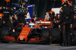 Fernando Alonso, McLaren MCL32 a los pits
