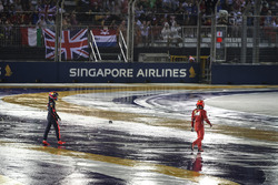 Max Verstappen, Red Bull Racing en Kimi Raikkonen, Ferrari lopen van de baan na hun crash