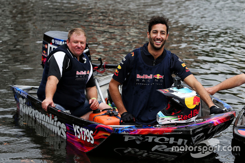 Daniel Ricciardo, Red Bull Racing en un bote de carreras en el río Yarra