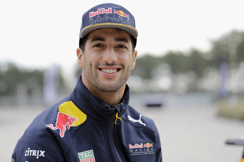Ricciardo lacht voor de camera
