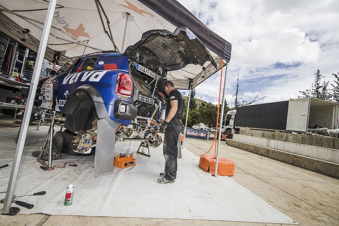 Mecánico de equipo X-RAID en el vivac