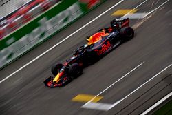 Daniel Ricciardo, Red Bull Racing RB14 and sparks