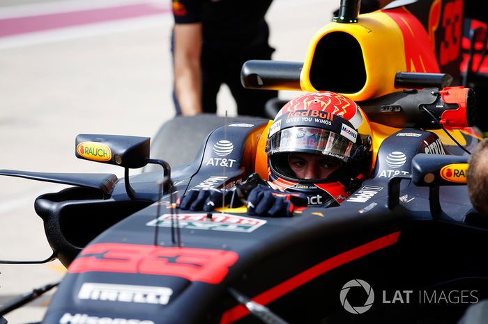 Max Verstappen, Red Bull Racing RB13, en pits