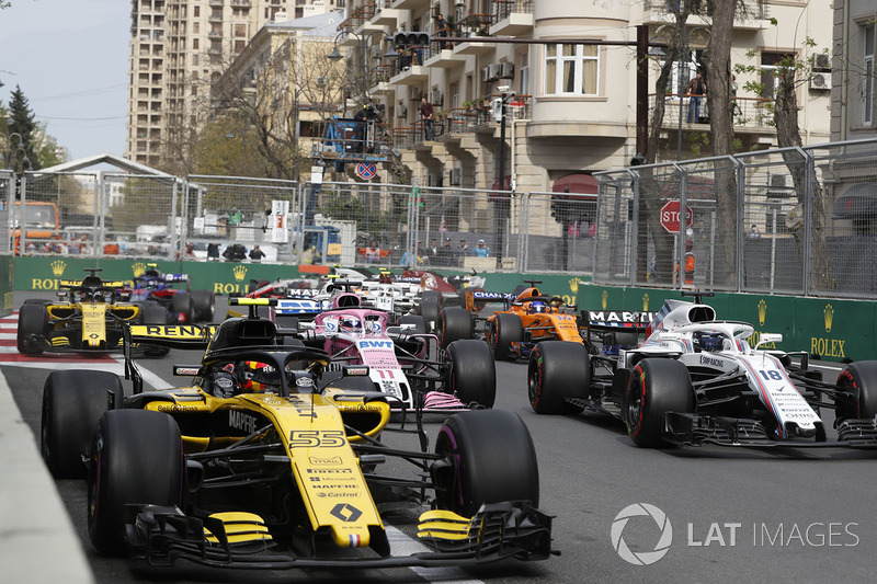 Carlos Sainz Jr., Renault Sport F1 Team R.S. 18 and Lance Stroll, Williams FW41 at the start of the race