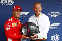 Sebastian Vettel, Ferrari, riceve il Pirelli pole position award