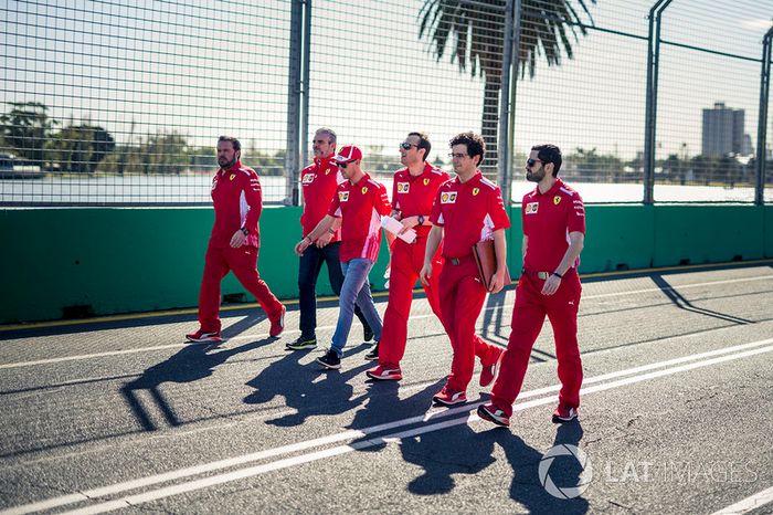 Sebastian Vettel, Ferrari, cammina lungo il circuito con Maurizio Arrivabene, Team Principal Ferrari e Riccardo Adami, ingegnere di pista Ferrari