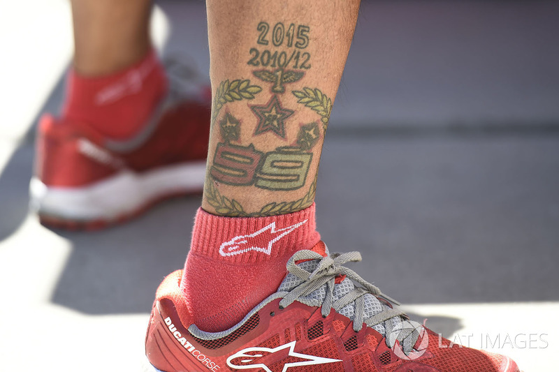 Jorge Lorenzo, Ducati Team tattoo on his mechanic's leg