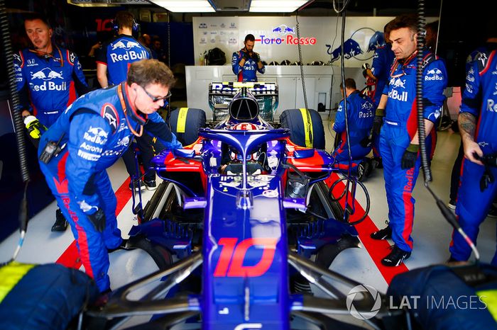 Pierre Gasly, Toro Rosso STR13, en el box