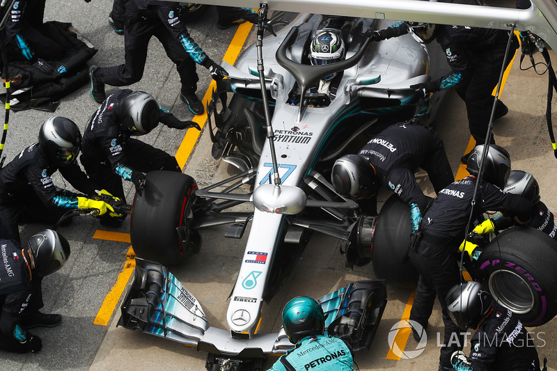 Valtteri Bottas, Mercedes AMG F1 W09, hace un pit stop