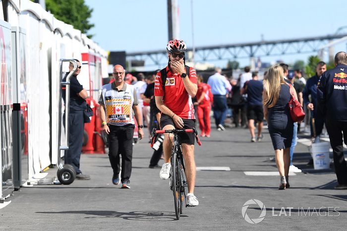 Sebastian Vettel, Ferrari en una bici