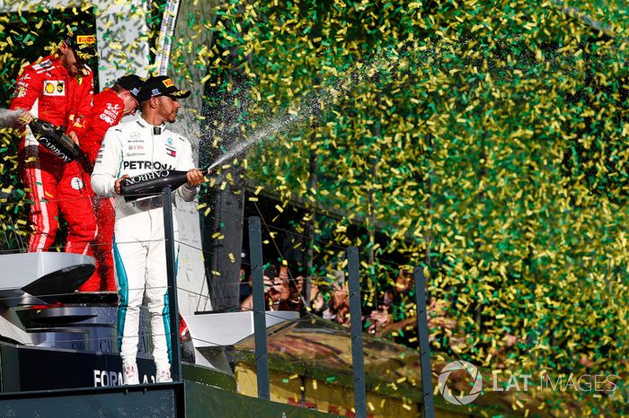 Lewis Hamilton, Mercedes AMG F1, Sebastian Vettel, Ferrari, y Kimi Raikkonen, Ferrari