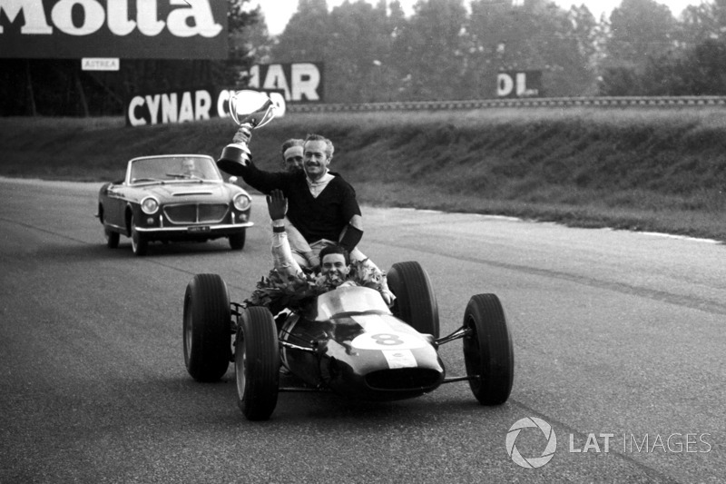 Le vainqueur Jim Clark, Lotus 25 fait faire un tour d'honneur à Colin Chapman, fondateur Lotus