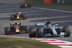 Lewis Hamilton, Mercedes AMG F1 W09, Max Verstappen, Red Bull Racing RB14 Tag Heuer y Daniel Ricciardo, Red Bull Racing RB14 Tag Heuer