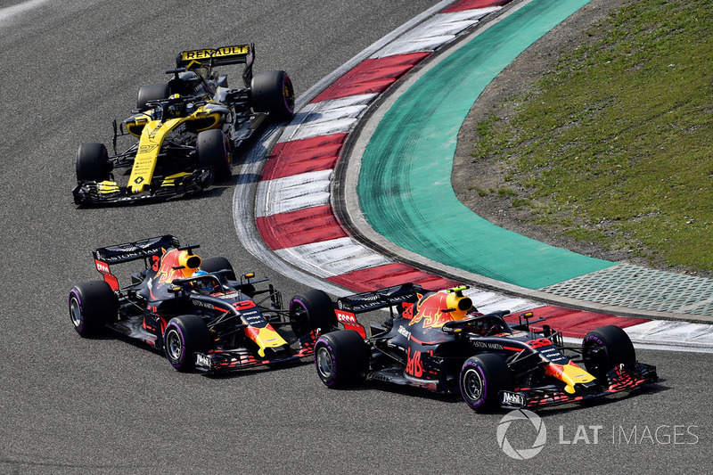 Max Verstappen, Red Bull Racing RB14 lidera a Daniel Ricciardo, Red Bull Racing RB14 y Nico Hulkenberg, Renault Sport F1 Team R.S. 18