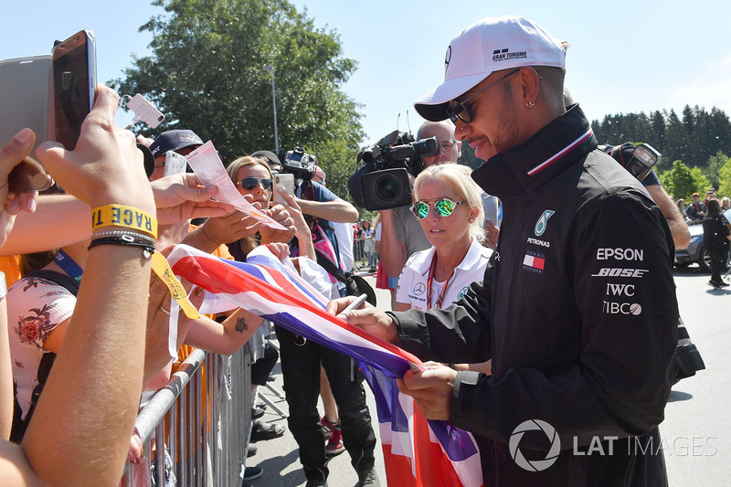 Lewis Hamilton, Mercedes-AMG F1, atiende a los fans