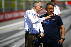 Franz Tost, Team Principal, Toro Rosso, ve Masashi Yamamoto, General Manager, Honda Motorsport
