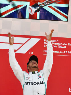 Yarışın kazananı Lewis Hamilton zaferini podyumda kutluyor, Mercedes-AMG F1