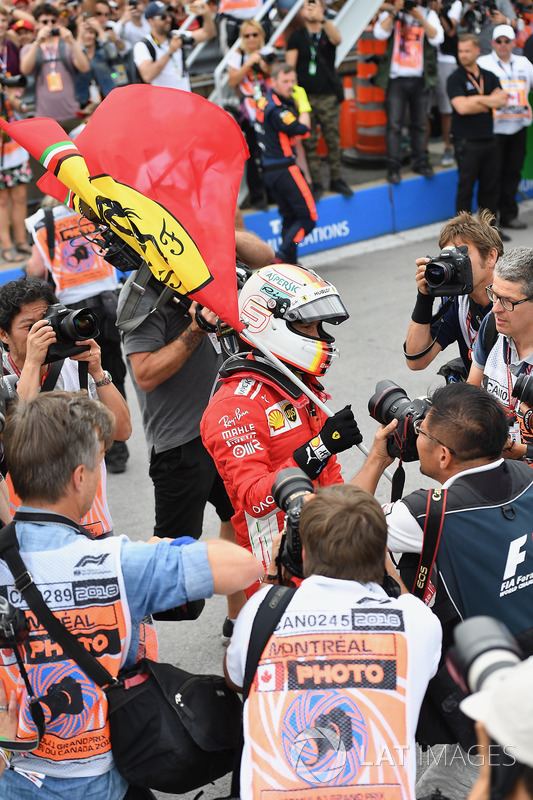 Yarış galibi Sebastian Vettel, Ferrari, parc ferme